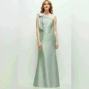 🔥🔥Alfred Sung Evening Gown in Willow Green